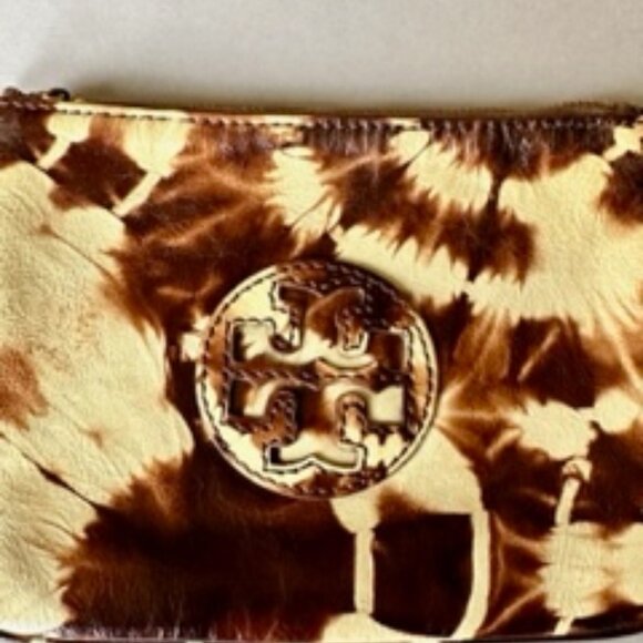TORY BURCH Brown Tie Dye Patent Leather Finish Medium Wristlet - Picture 2 of 4